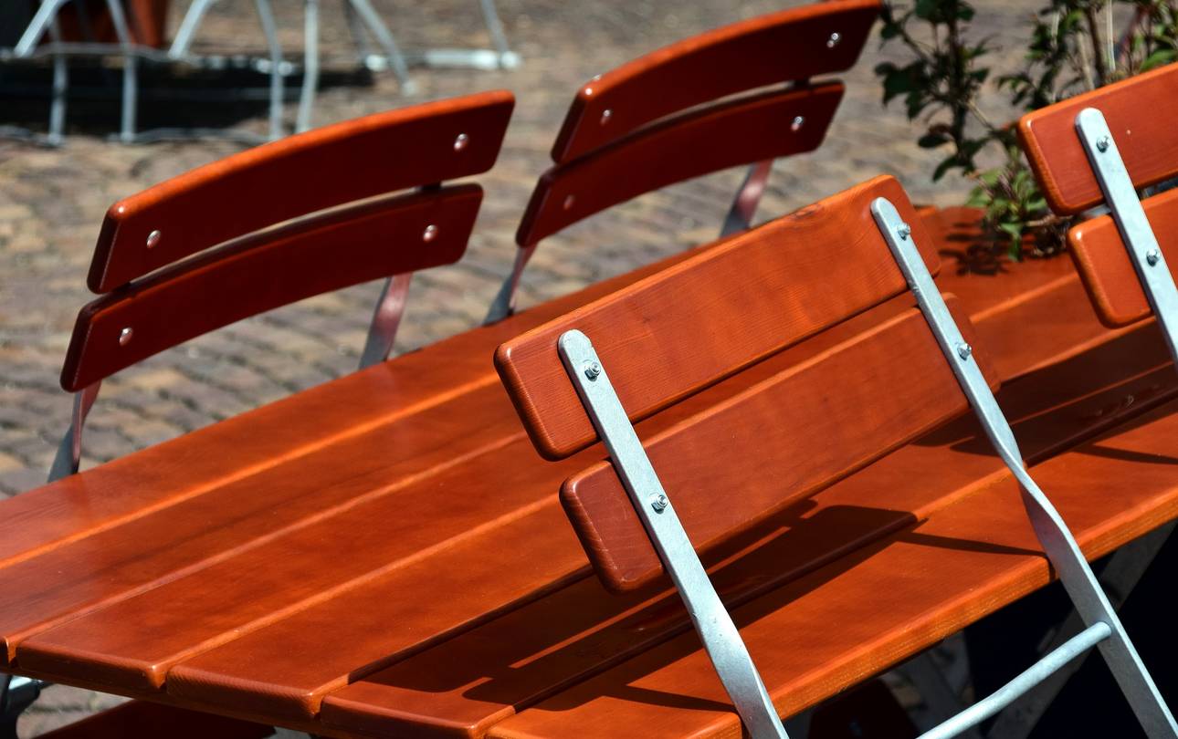 zusammengestellte Stühle in der Außengastronomie