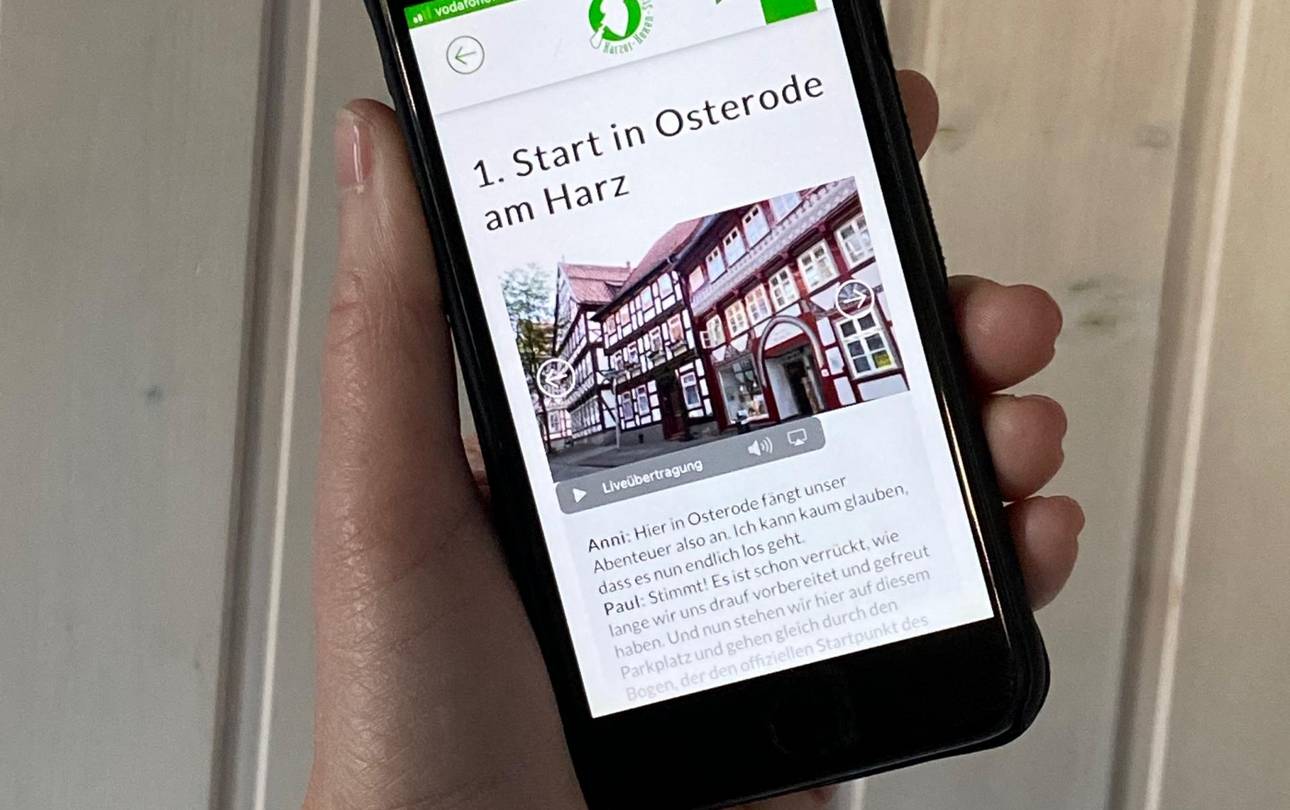 Smartphone mit Startseite des Multimedia-Guides