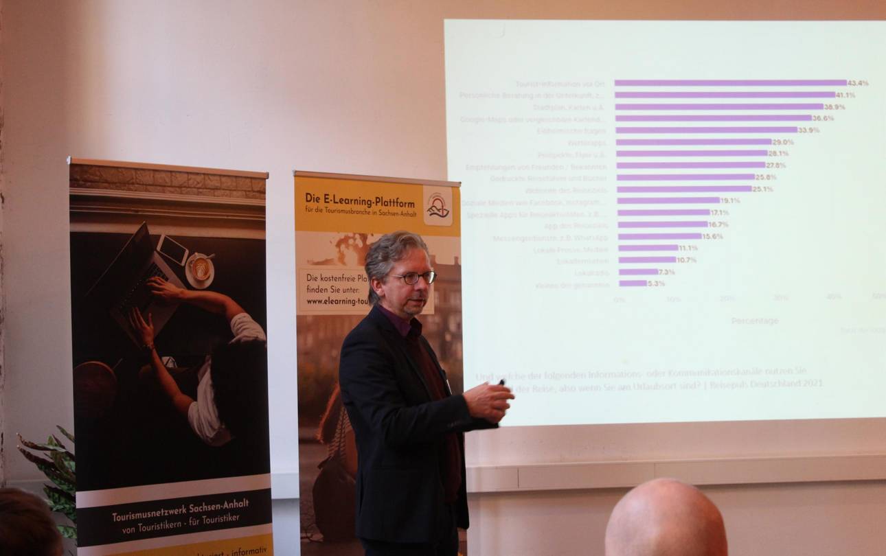 Matthias Burzinski hält Präsentation