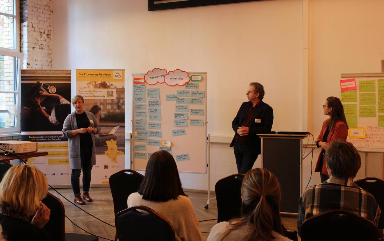 Die Moderatoren präsentieren die Ergebnisse