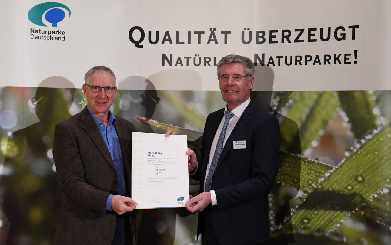 Harz ist Qualitätsnaturpark ©VDN/P. Appelhans Geschäftsstellenleiter Dr. Klaus George nahm die Urkunde aus den Händen des Präsidenten des Verbandes Deutscher Naturparke Friedel Heuwinkel entgegen.