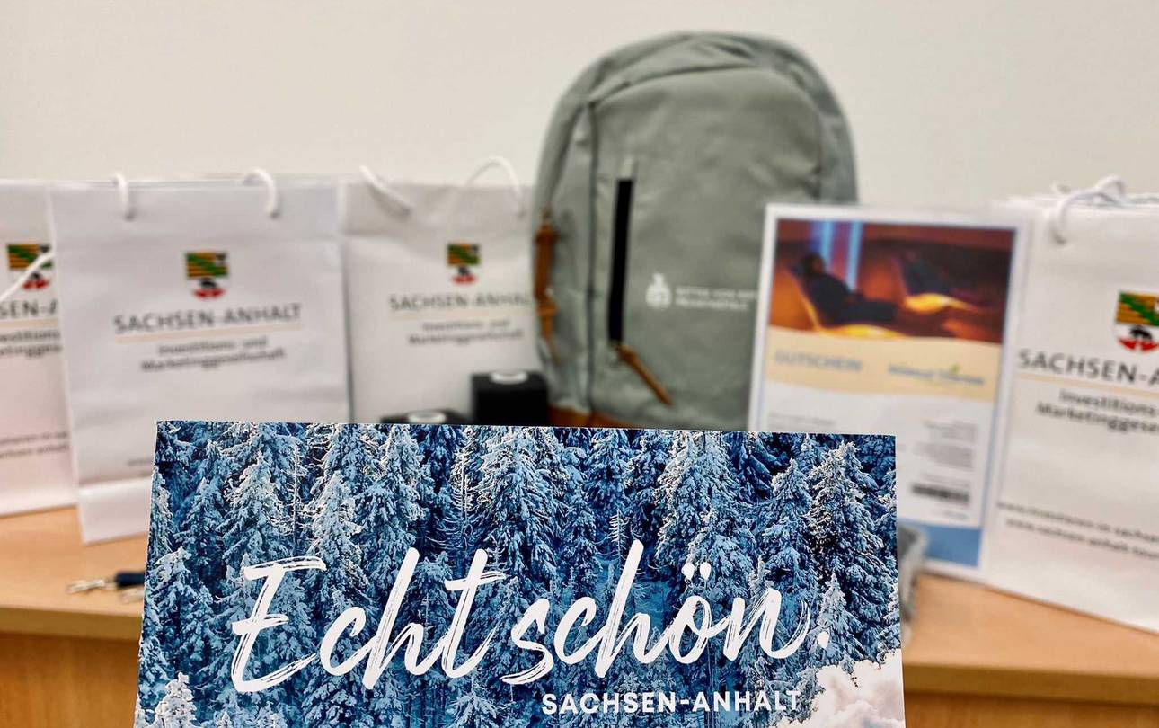 Masterstudentin der Hochschule Harz und Tourismusverband Sachsen-Anhalt e.V. führen Gruppendiskussion zum Thema Wellnesskurzreisen durch. ©Theresa Kunze Post-Karte "Echt schön Sachsen-Anhalt", im Hintergrund Goodie-Bags.