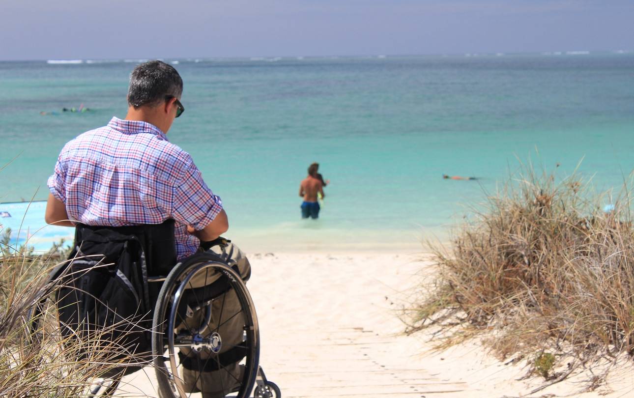 Mann im Rollstuhl am Strand ©pixabay