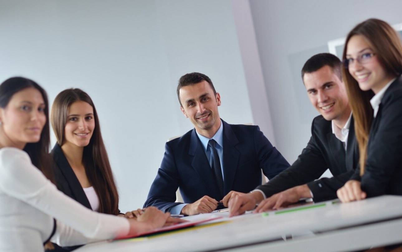 Personen am Meetingtisch