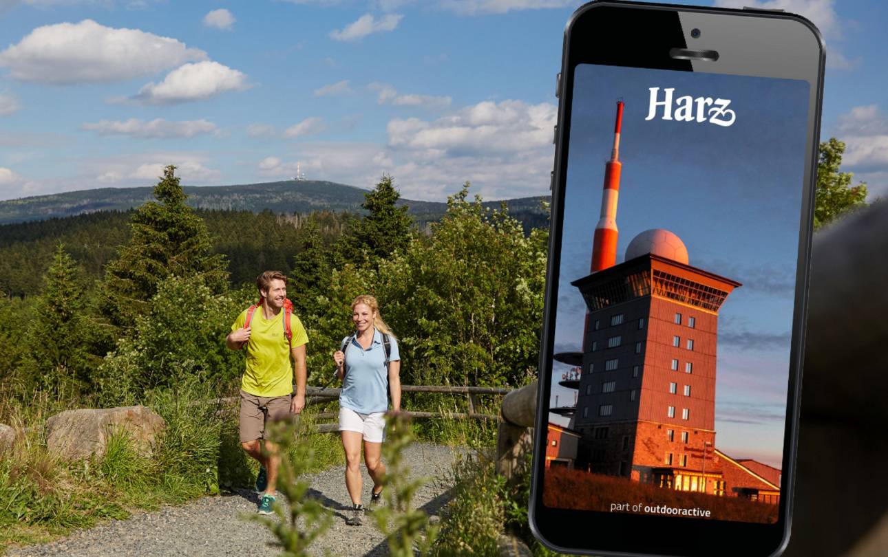 Bild von der App, im Hintergrund wandernde Personen