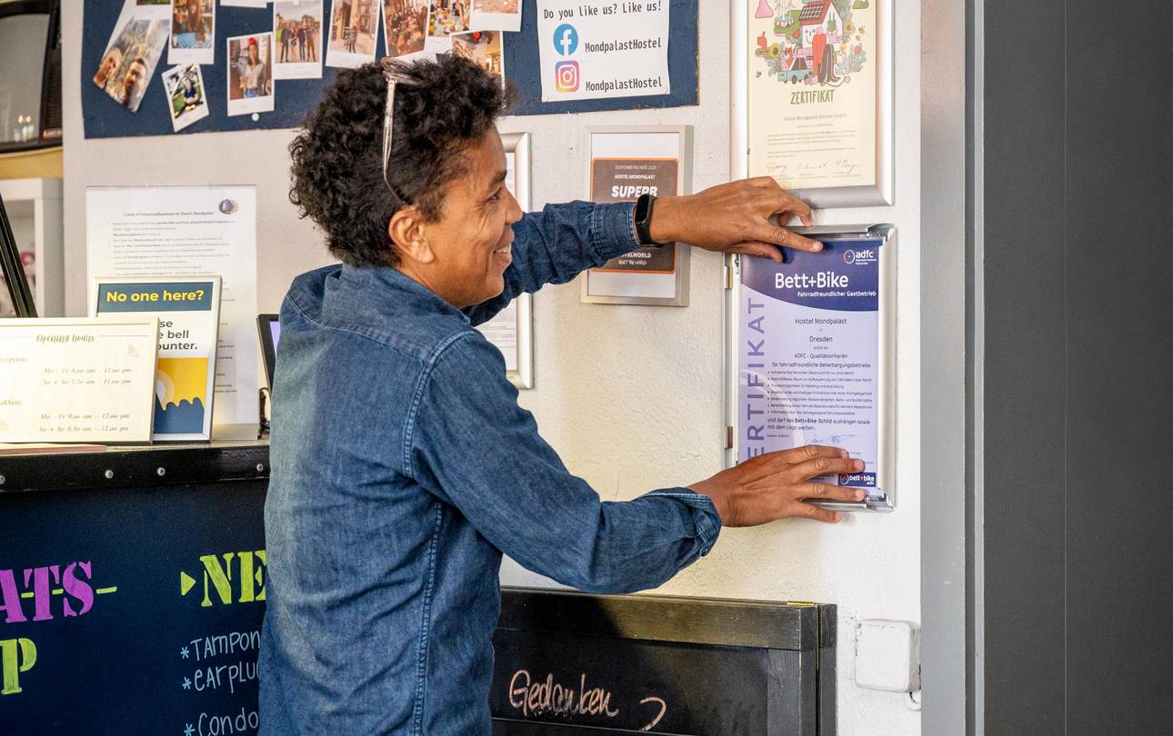 Bett Bike Gastgeber*innentalk „Bett Bike-Betrieb werden – wie geht das?“ ©Bett Bike_Crispin-Iven Mokry Bett Bike-Zertifikat aushängen