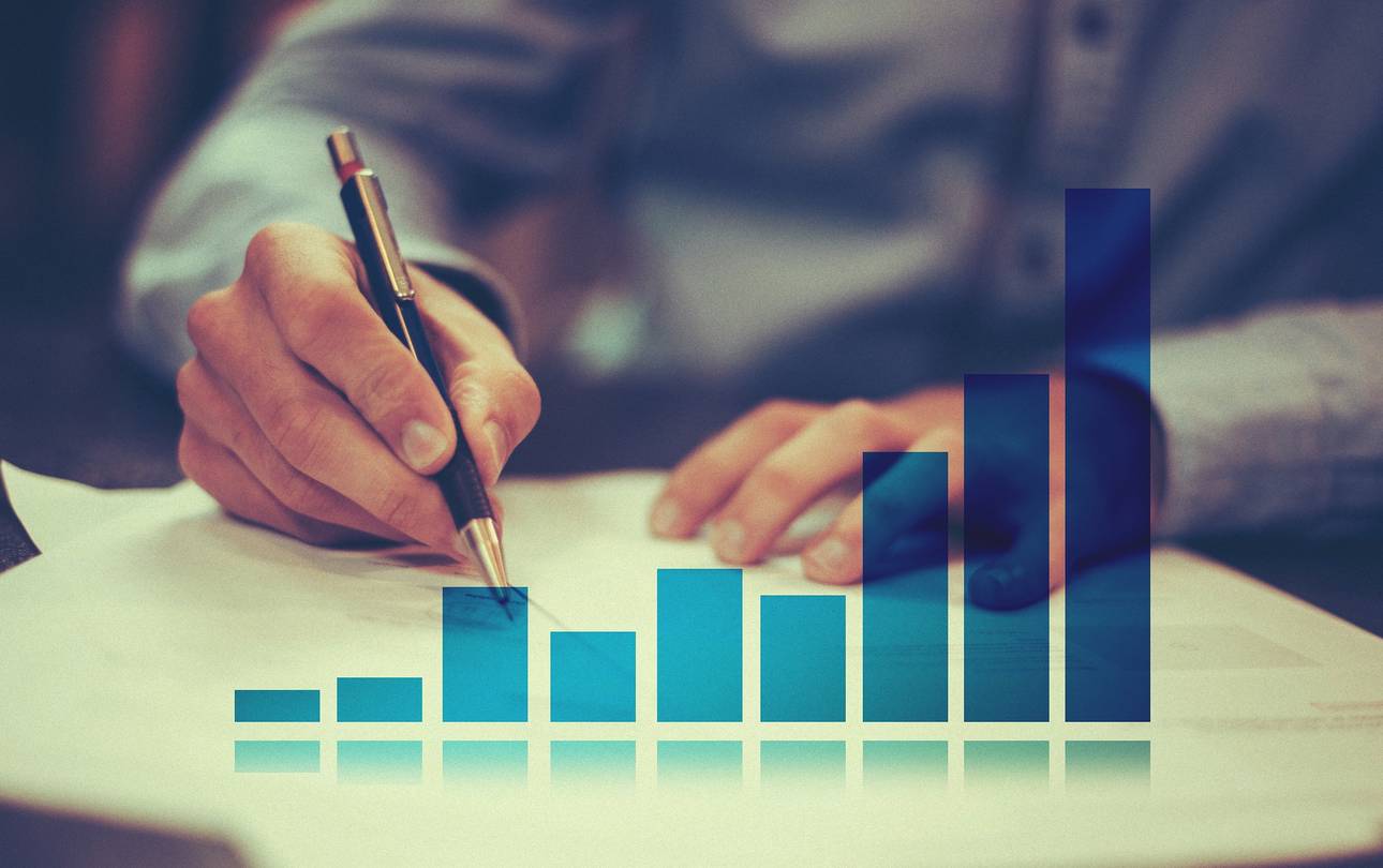 Hand zeigt auf Diagramm