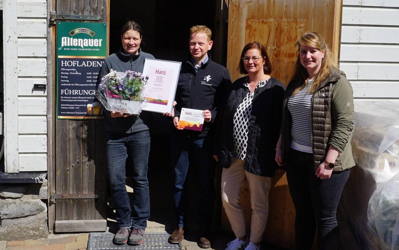 Steffi Kilian (Altenauer Brauerei), Andreas Lehmberg (HTV) sowie Andrea Beherzig und Katharina Dundler (KBG und Glücksburg Consulting) freuen sich über die erneute Auszeichnung der Altenauer Biere.