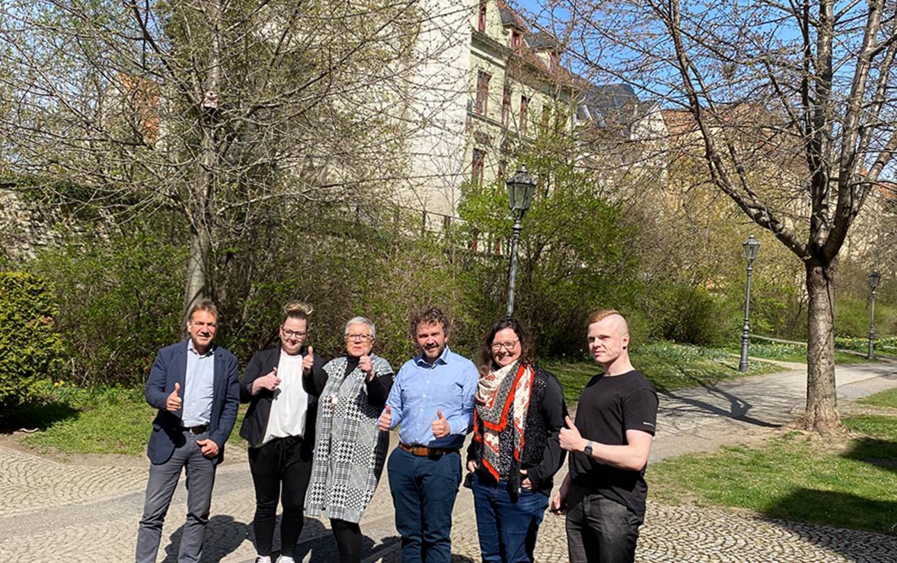 Mit Kräuterweisheiten zur Landesgartenschau in Bad Dürrenberg ©Aschersleber Kulturanstalt AöR Michael Steinland (Geschäftsführer der Landesgartenschaugesellschaft Bad Dürrenberg), Claudia Klepzig (Assistentin der Geschäftsführung der Landesgartenschaugesellschaft Bad Dürrenberg), Christa Ringkamp (Geschäftsführerin der Neuen Wege gUG), Matthias Poeschel (Vorstand der Aschersleber Kulturanstalt AöR), Luisa Töpel (Leiterin des Museum Aschersleben) und Nino Heinrich (Praktikant der Aschersleber Kulturanstalt AöR)