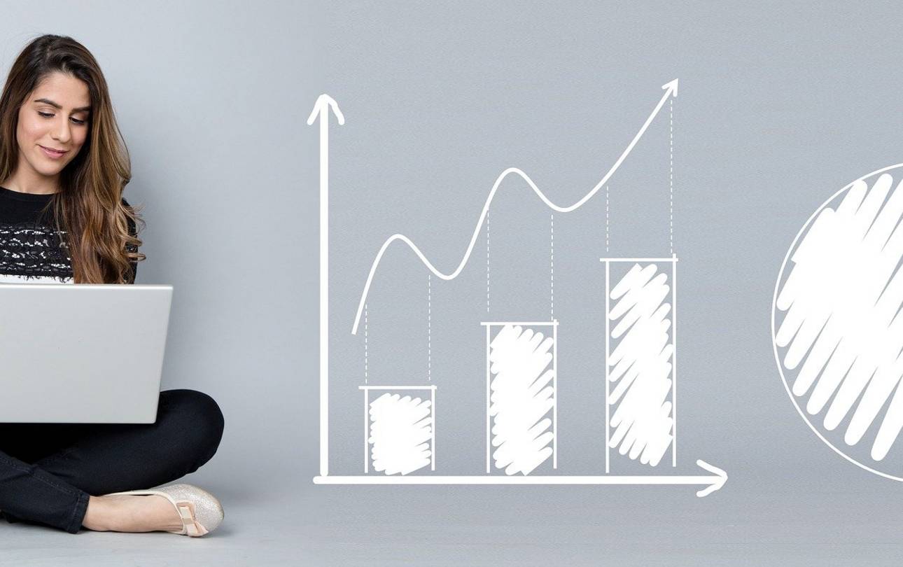 Frau sitzt auf dem Boden mit Statistiken