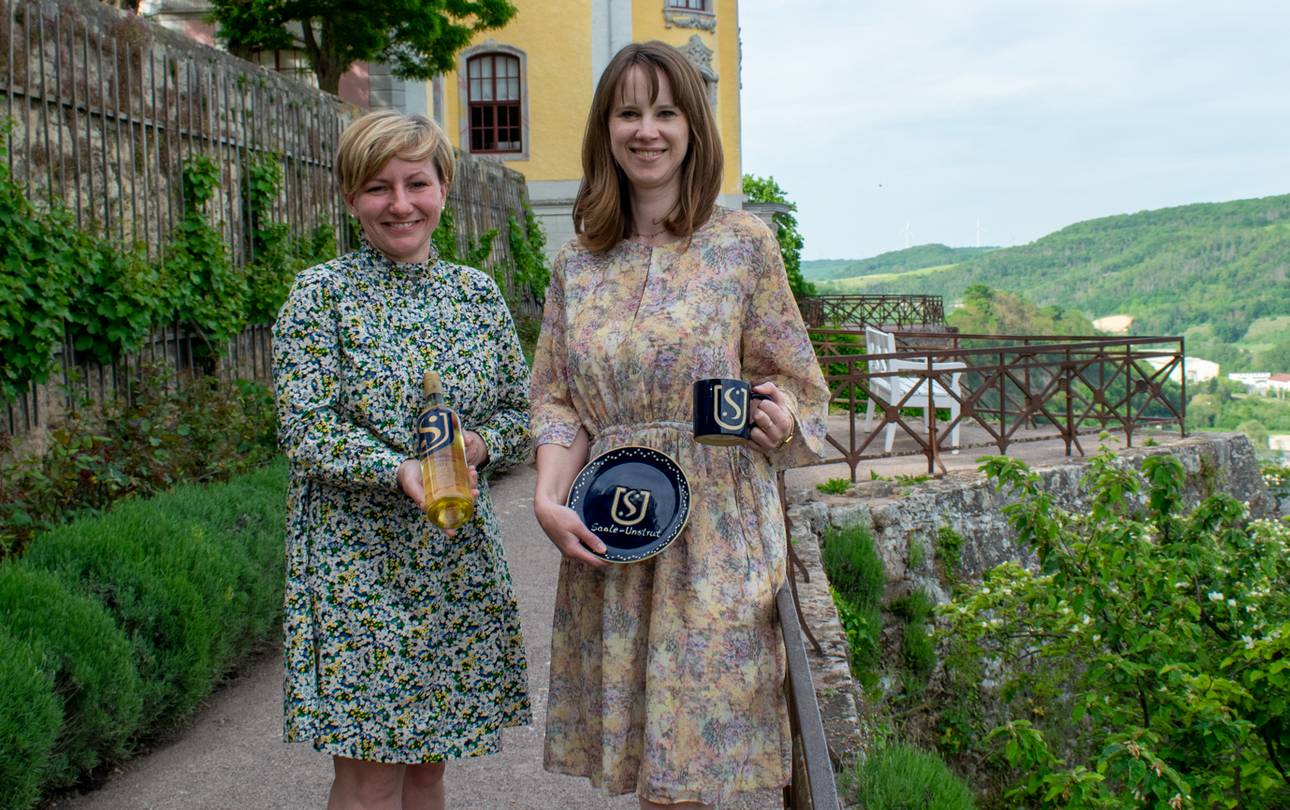 Die Geschäftsführerinnen der beiden Tourismusverbände präsentieren im Ambiente der Dornburger Schlösser Anwendungsbeispiele im neuen Markendesign.