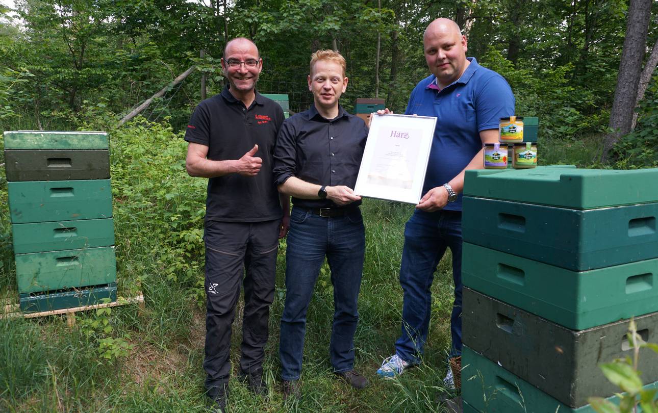 Immo Feldmer (Harzköhlerei Stemberghaus), Andreas Lehmberg (Harzer Tourismusverband) und Mathias Schäfer (Harzer Honigdieb)