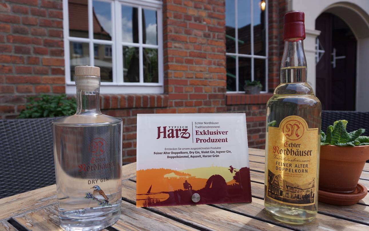 Korn, Kümmel, Aquavit und Gin-Spezialitäten der Echter Nordhäuser Traditionsbrennerei mit „Typisch Harz“ ausgezeichnet ©HTV „Urkundenübergabe Traditionsbrennerei“