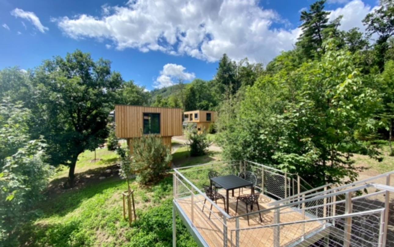 Blick von einer Baumhausterrasse auf die anderen Baumhäuser