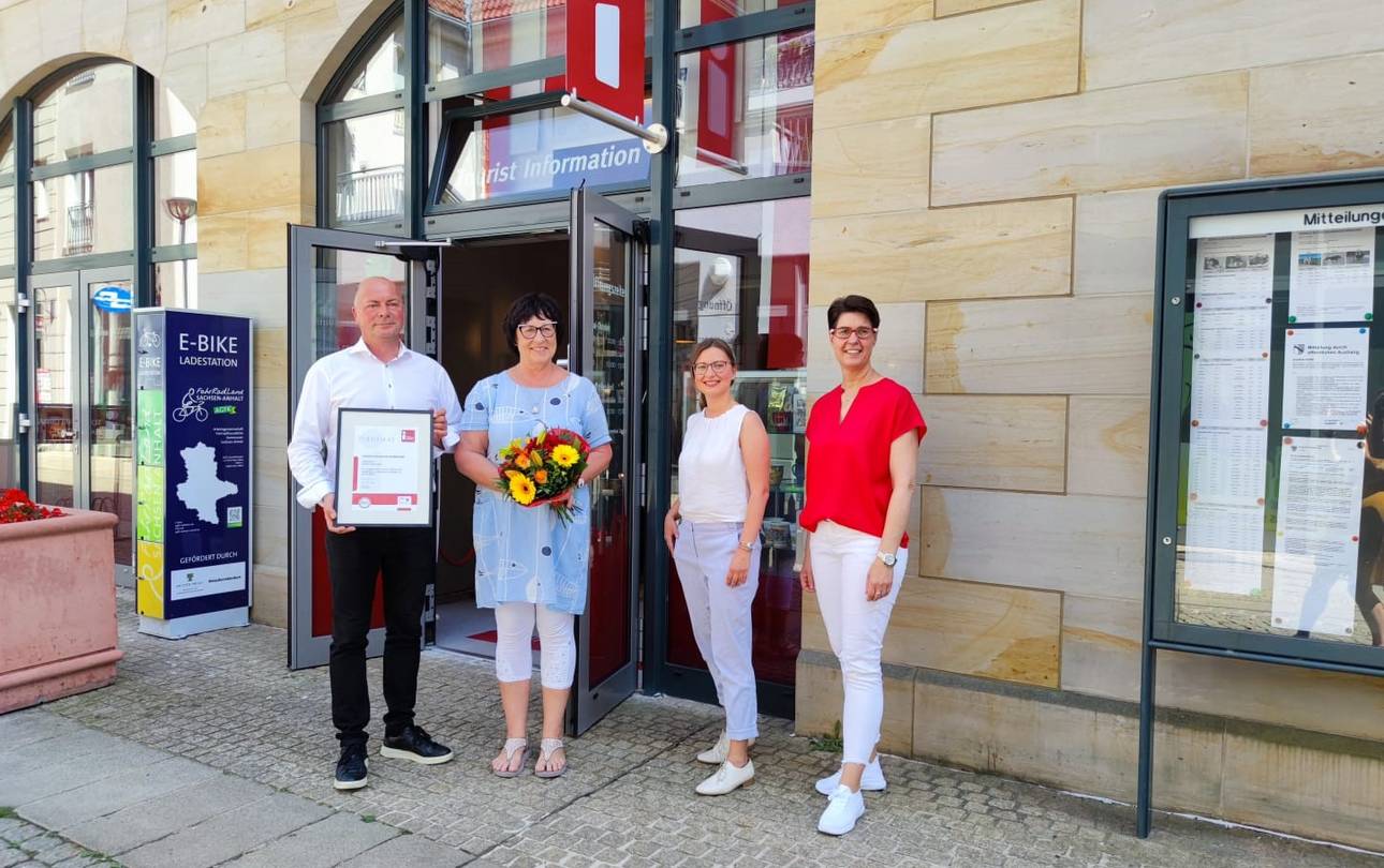 Tourist Information Halberstadt erhält erneut das Qualitätssiegel i-Marke des DTV ©LTV Thomas Rimpler, Christiane Strohschneider, Theresa Marquardt und Carola Schmidt vor der TI Halberstadt