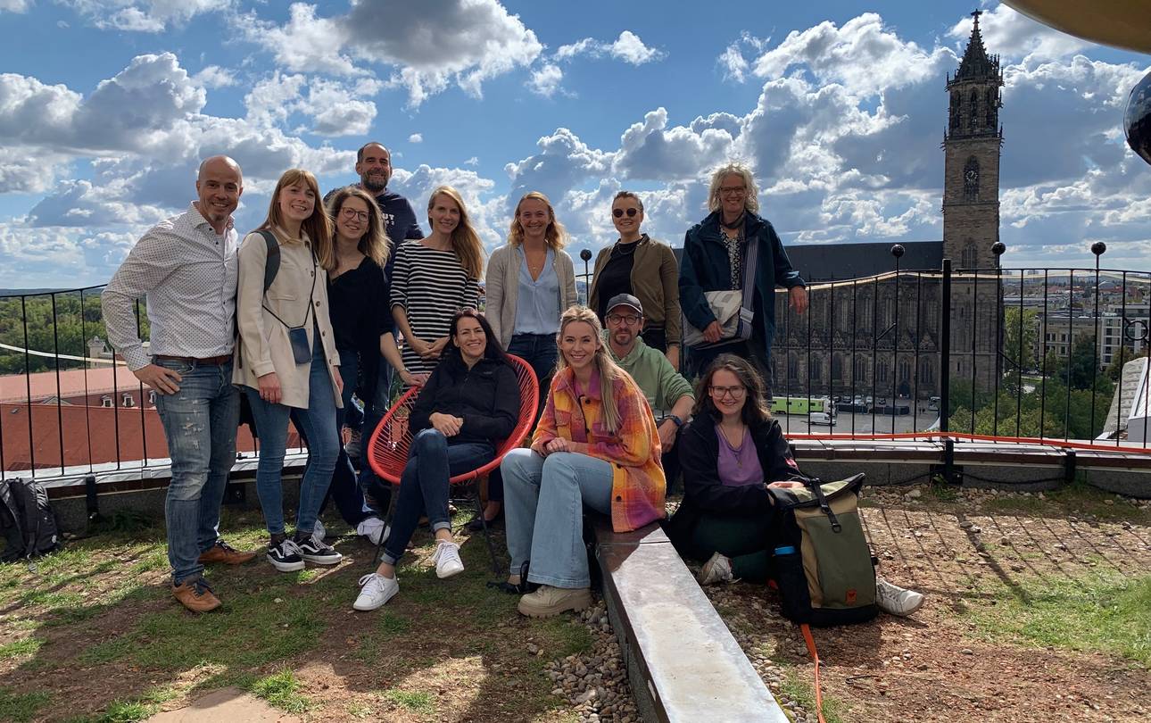 Teilnehmende der Jahrestagung auf der Grünen Zitadelle von Magdeburg