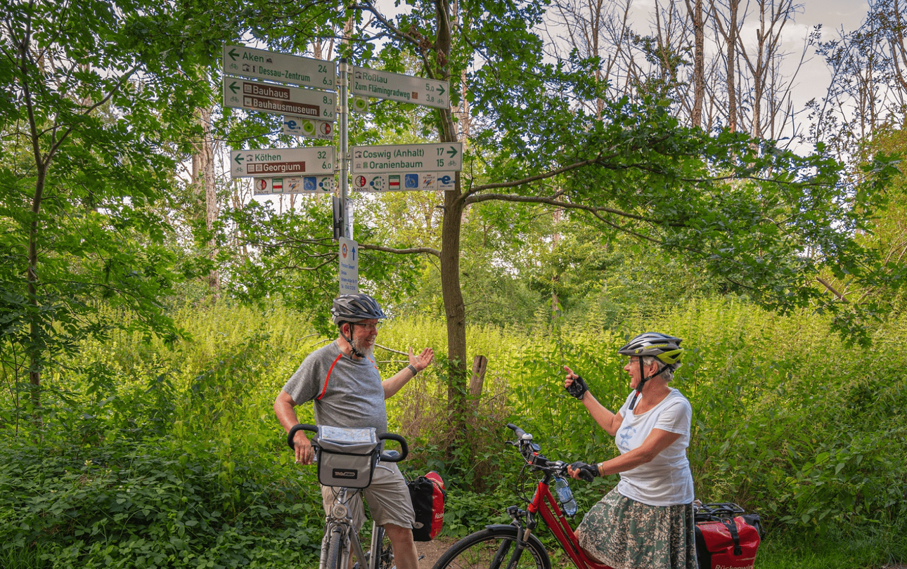 Deutsche und europäische Kultur und Geschichte per Rad entdecken: Neues Förderprojekt für die Aufwertung des R1 - D-Route 3 geht auch in Sachsen-Anhalt an den Start ©Europaradweg R1 Radfahrer am R1