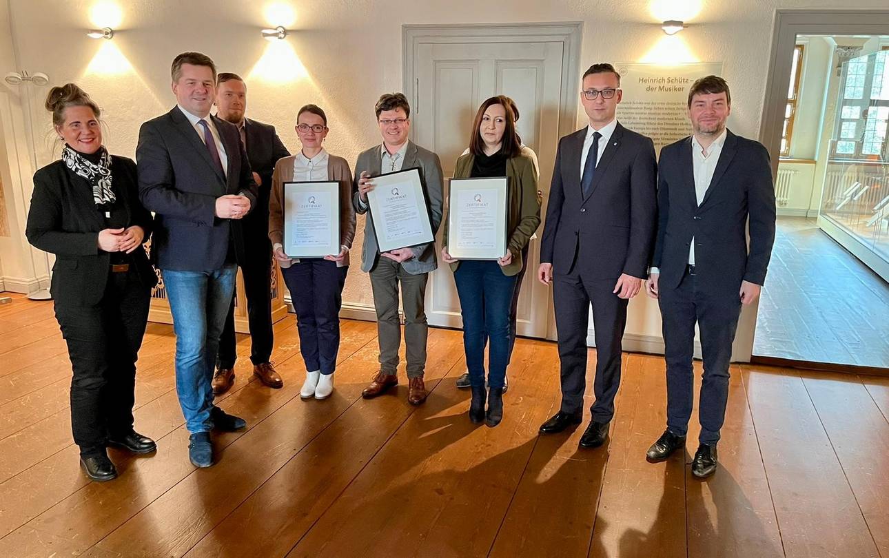 Dreifache Auszeichnung mit dem ServiceQ in Weißenfels durch Tourismusminister Sven Schulze ©Felix Theuerkauf Foto des Übergabetermins