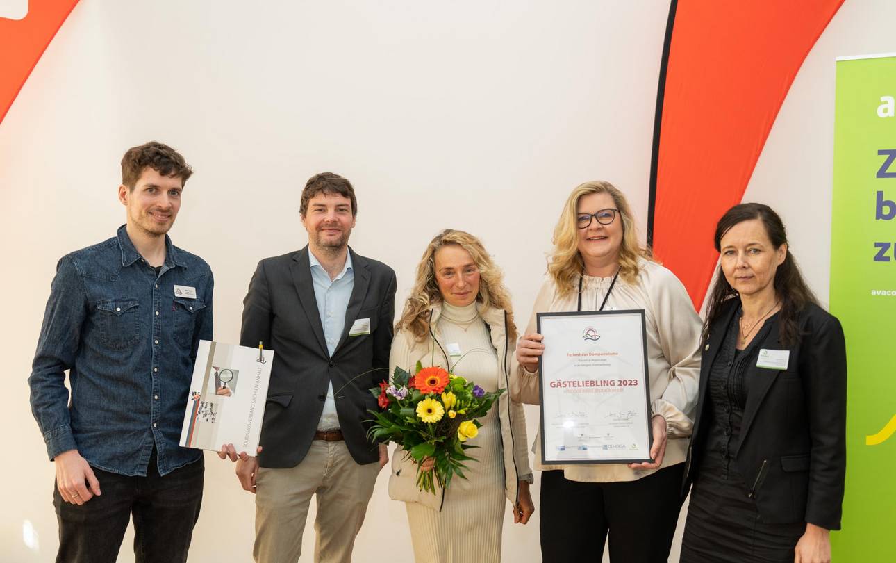 Regionssieger GÄSTELIEBLING am Tourismustag der Altmark am 26.04.2023 prämiert ©Tom Przibillla_Zeitgeist Übergabe Gästeliebling