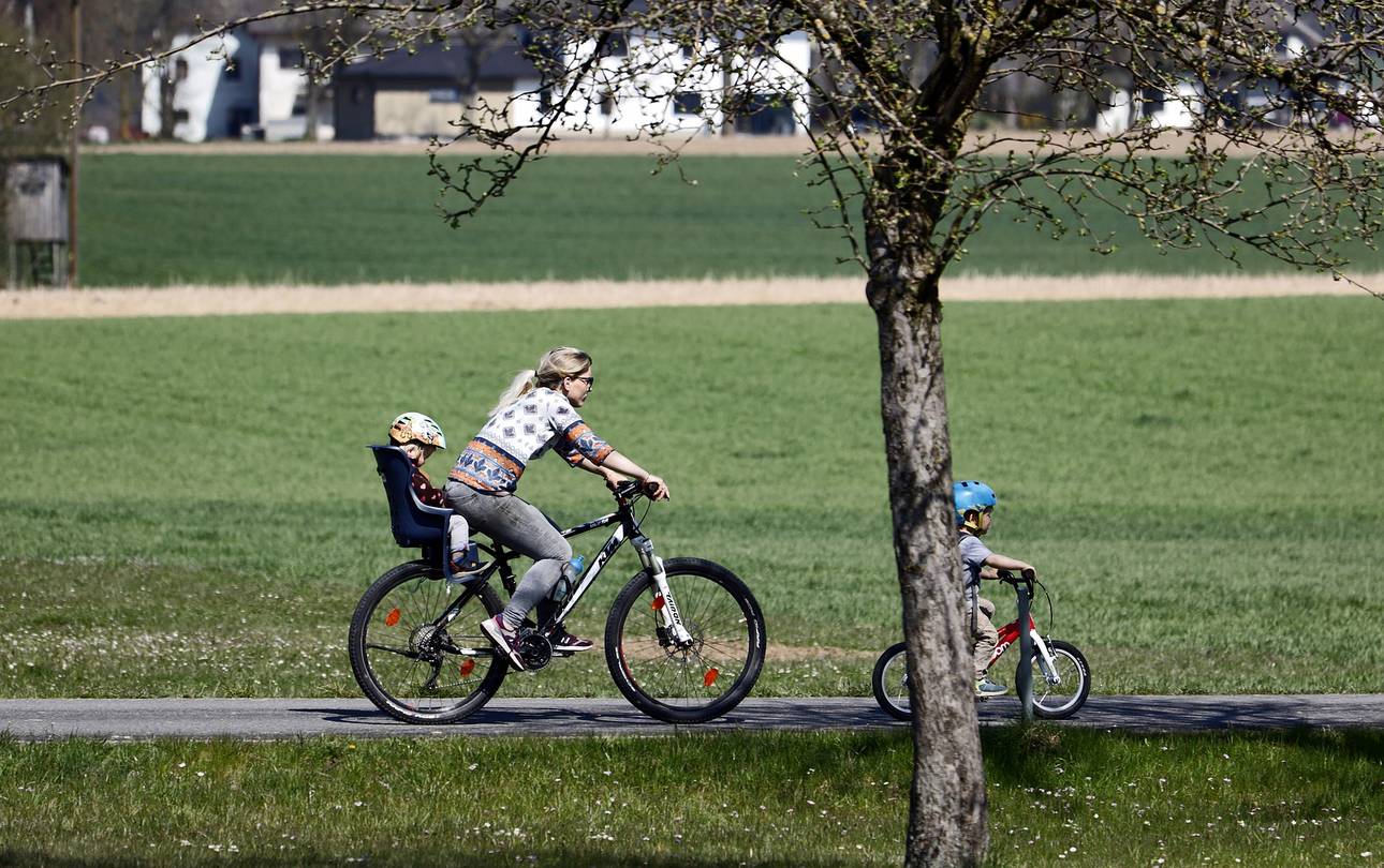 Mutter mit Kindern auf Fahrrad