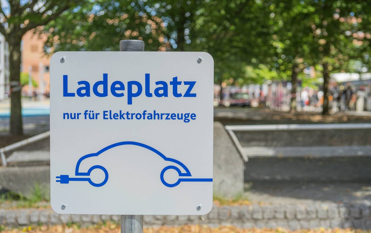 DTV: Ergebnisse zur Ladeinfrastruktur im Tourismus ©pixabay Schild für Ladeplatz