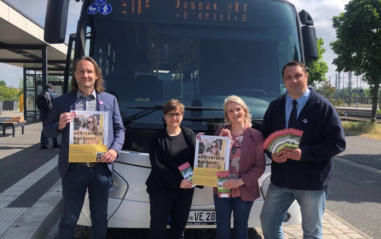 Pressetermin WelterbeLinie mit Aktionsprogramm UNESCO-Welterbetag ©WelterbeRegion ADW/Anika Kinnemann v.l.n.r.: Hannes Wolf / Geschäftsführer Stadtmarketinggesellschaft Dessau-Roßlau, Ute König / Pressesprecherin Stiftung Bauhaus Dessau, Anika Kinnemann / Stellvertretende Geschäftsführerin WelterbeRegion ADW e.V. und Sven Bormann / Stellvertretender Betriebsleiter Wittenberg der Vetter Verkehrsbetriebe