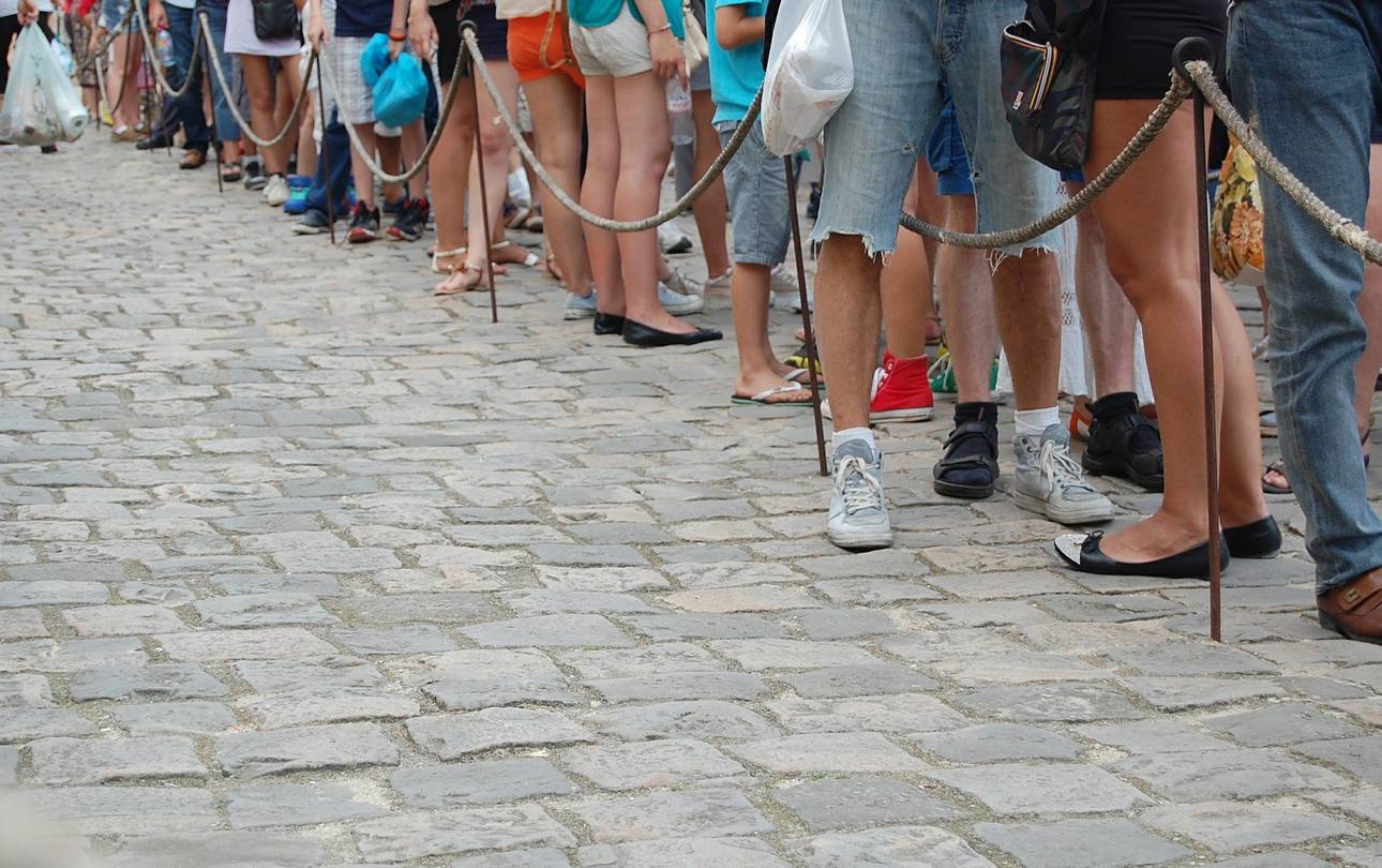 Ratgeber zum digitalen Besuchermanagement der FH Westküste ©pixabay Beine von Menschen in Warteschlange