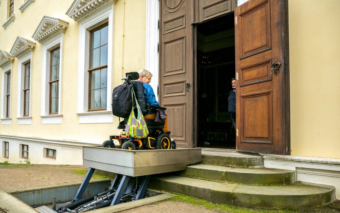 Minister Sven Schulze überreicht Gütesiegel „Reisen für Alle“ an die Kulturstiftung Dessau-Wörlitz ©WelterbeRegion Anhalt-Dessau-Wittenberg, Alimov Barrierefreiheit am Schloss Wörlitz