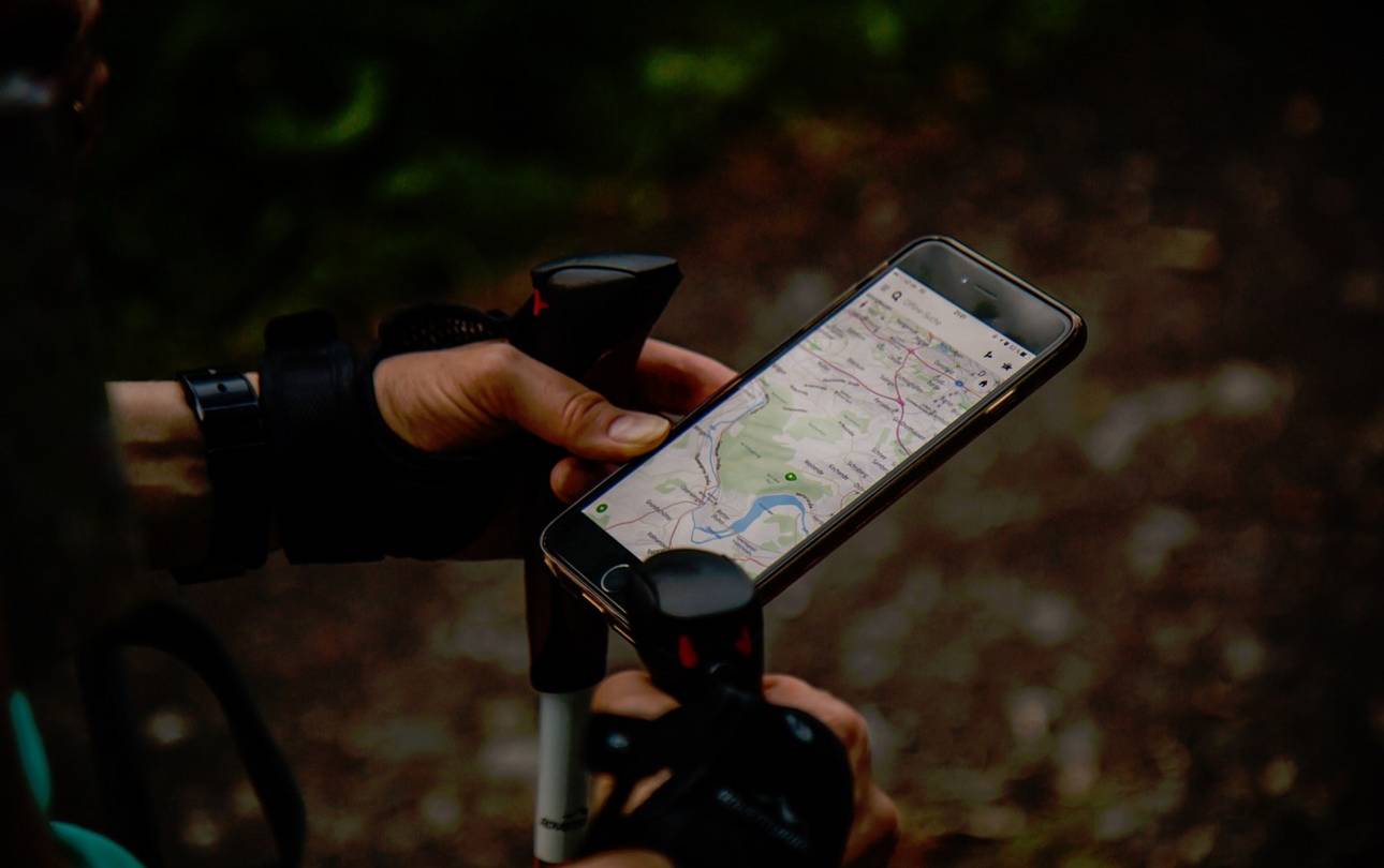 Wanderer mit Navigation auf dem Smartphone