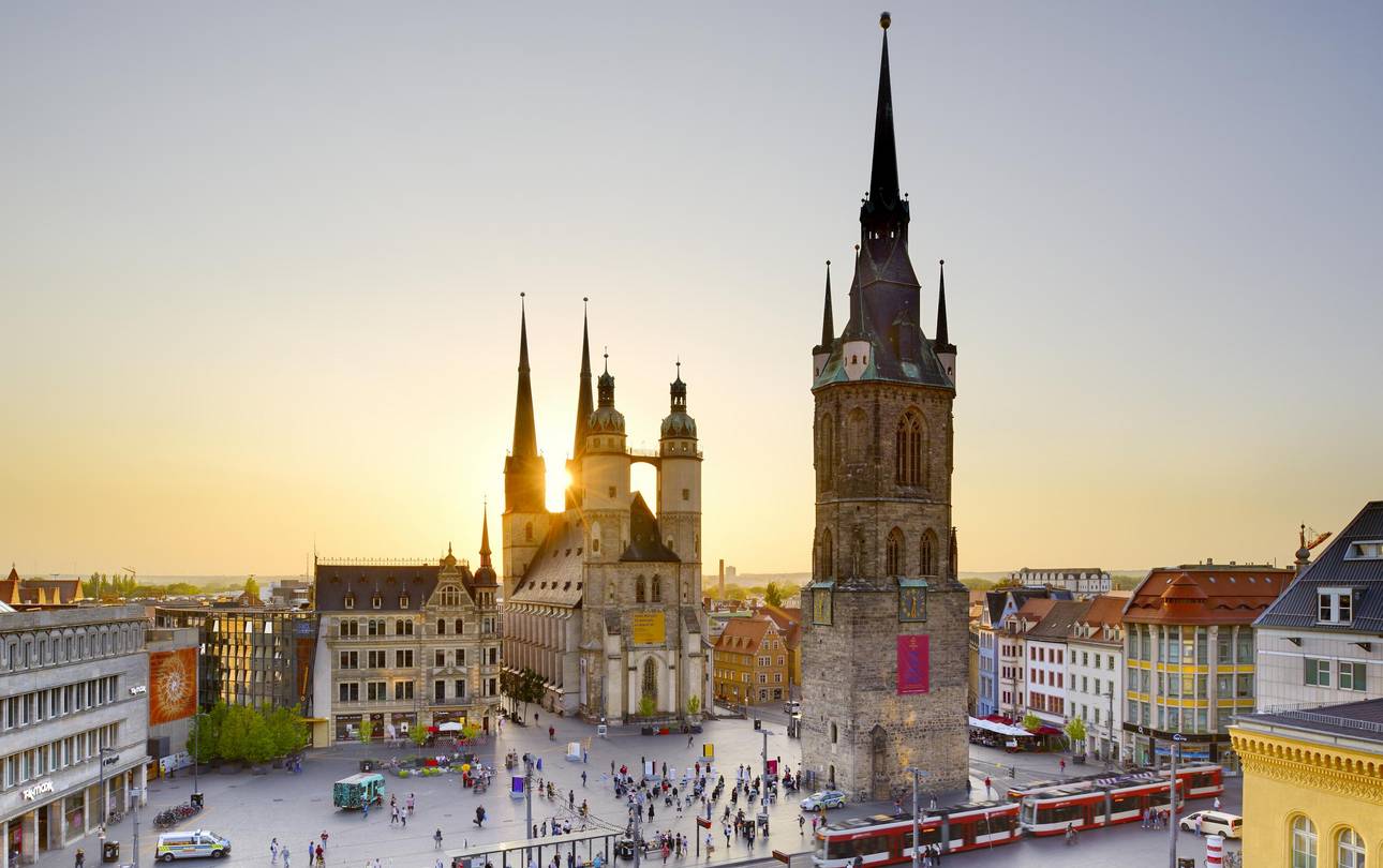 Der Marktplatz von Halle (Saale) mit den Wahrzeichen der Stadt (fünf Türme)