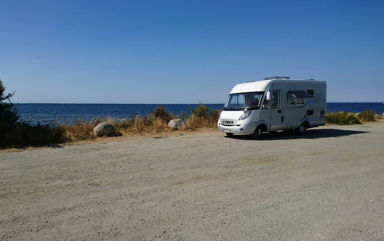 dwif-Studie: Campingurlauber bringen heimischer Wirtschaft 2022 rund 18 Milliarden Euro Umsatz ©pixabay Wohnmobil am Wasser