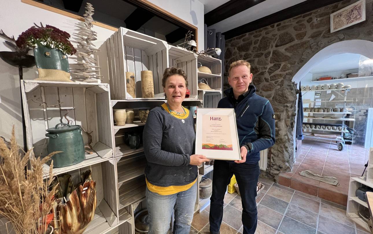 Urkundenübergabe Alte Schmiede ©HTV