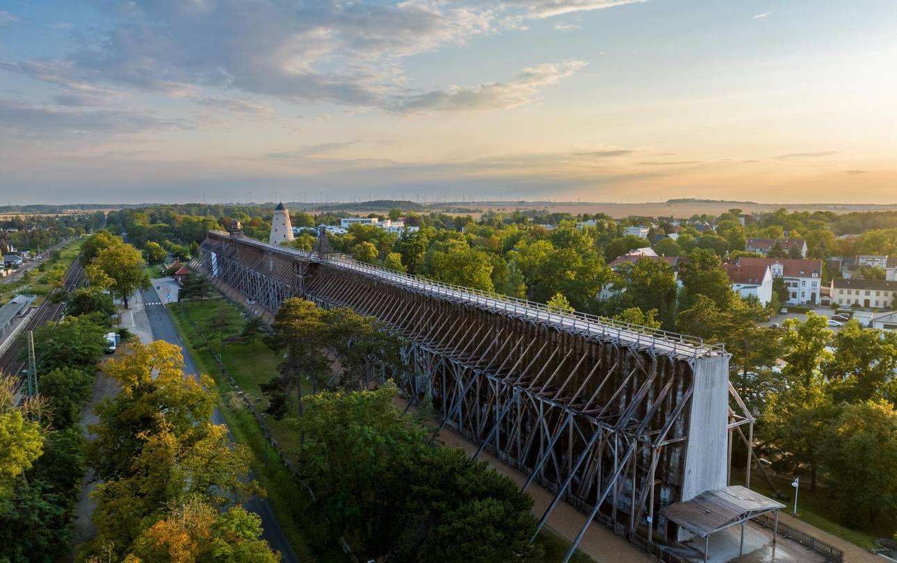 Staatssekretärin Stefanie Pötzsch übergibt Förderbescheid an Magdeburger Tourismusverband Elbe-Börde-Heide ©Investitions- und Marketinggesellschaft Sachsen-Anhalt mbH / Rolf Klatt Gradierwerk Schönebeck Salzelmen
