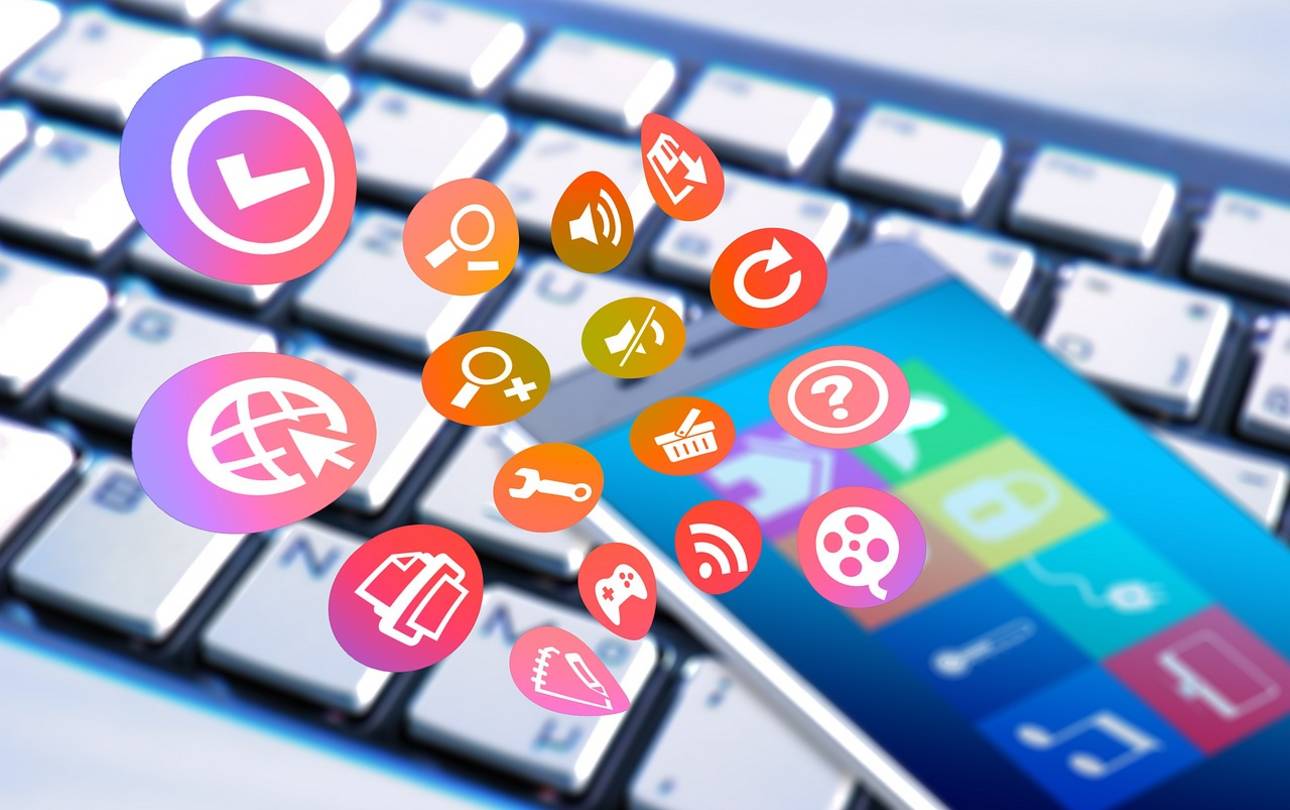 Tastatur und Smartphone