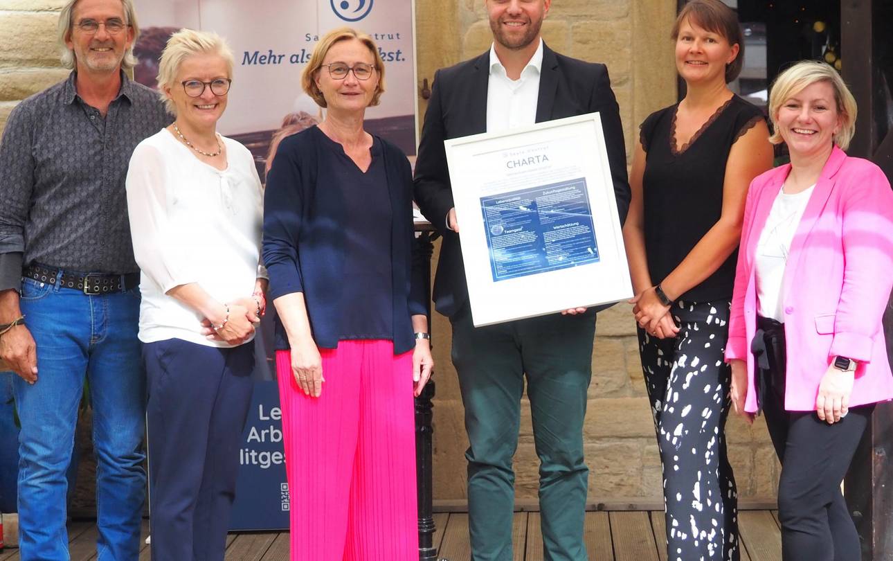 Unterzeichnung der Charta "Gemeinsam Saale-Unstrut" im Projekt Leben und Arbeiten in Saale-Unstrut ©Saale-Unstrut Tourismus GmbH, Karsten Hey v.l. Marcus Lecher (Projektmanager Leben und Arbeiten Saale-Unstrut), Jana Sörgel ("Zur Kanone" Tautenhain), Melanie Albrecht (Parkhotel Güldene Berge Weißenfels), Benjamin Bachar (Atrium Hotel Amadeus Osterfeld), Sandra Engel (Weinberghotel Edelacker Freyburg), Antje Peiser (Geschäftsführerin Saale-Unstrut Tourismus GmbH)