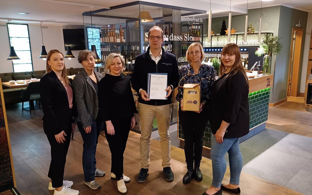 Übergabe der Glanzlicht-Urkunde an das Weinhotel Freylich Zahn ©SUT (v.l.n.r.) Jasmin Loos (Freylich Zahn), Nancy Hampel (Stabsstelle Strukturwandel, Regionalplanung & Breitbandausbau), Antje Peiser (Saale-Unstrut Tourismus GmbH), Torsten General & Elvira Zahn-General (Freylich Zahn), Katrin Weineck (Freyburger Fremdenverkehrsverein e.V.)