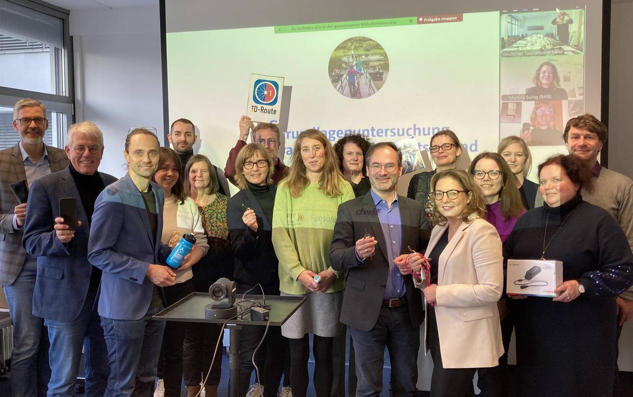 Grundlagenuntersuchung Fahrradtourismus: Fachbeirat konstituiert sich ©DTV Die Mitglieder des Beirats halten einen Gegenstand in die Kamera, den sie mit der Zukunft des Fahrradtourismus verbinden.