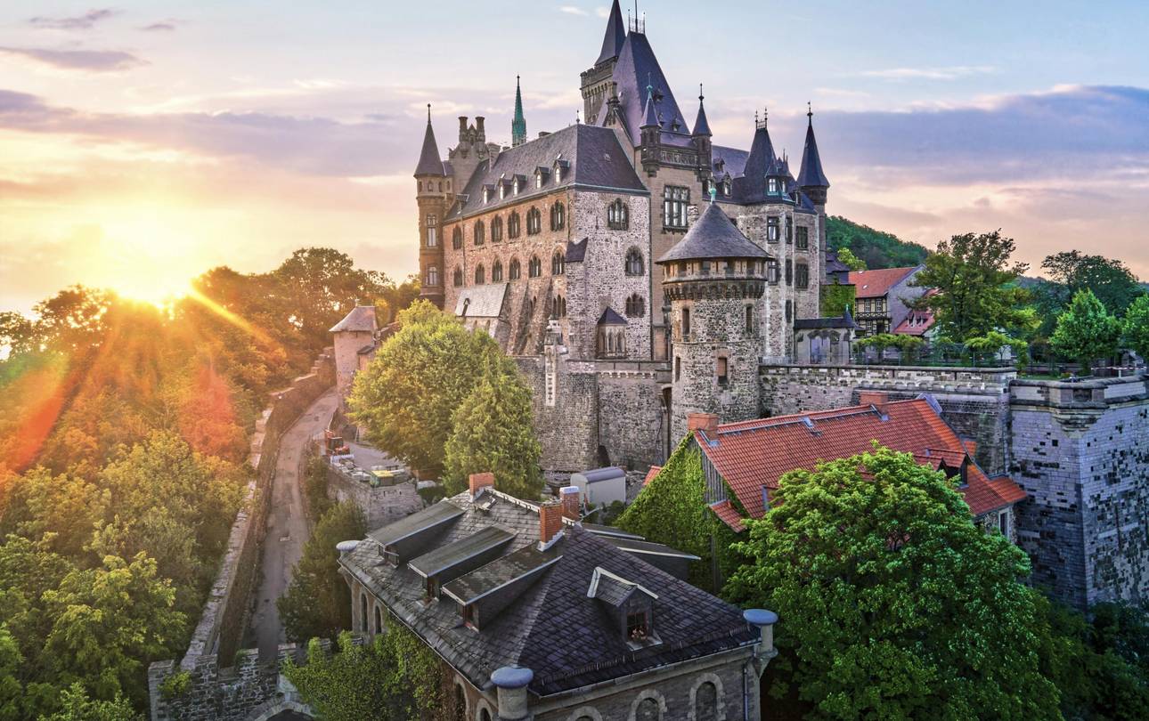 Schloß Wernigerode im Sommer bei Sonnenaufgang