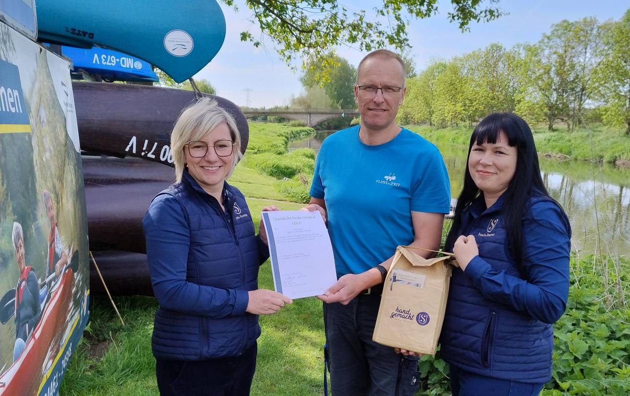 Übergabe der Glanzlicht-Urkunde an Andreas Baatz ©Torsten Biel v.l. Antje Peiser, Geschäftsführerin Saale-Unstrut Tourismus GmbH / Andreas Baatz, Inhaber Fluss & Zeit / Carolyn Fox, Projektkoordinatorin Produktcheck Saale-Unstrut Tourismus GmbH