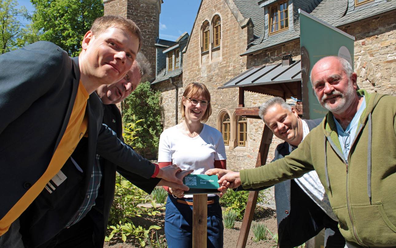 Der letzte QR-Code wird angebracht