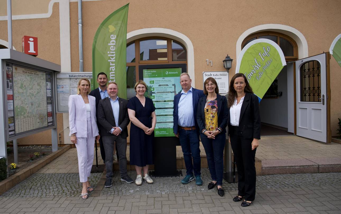 Digitale Infostelen optimieren Gästeservice in der Altmark ©ART/Philip Krahnert IMG-Pressesprecherin Stefanie Middendorf, Bürgermeister Stadt Kalbe (Milde) Andreas Pietsch, Stadtrat Kalbe (Milde) Karsten Klingbeil, Landtagsabgeordnete Sandra Hietel-Heuer, ART-Geschäftsführerin Carla-Reckling-Kurz