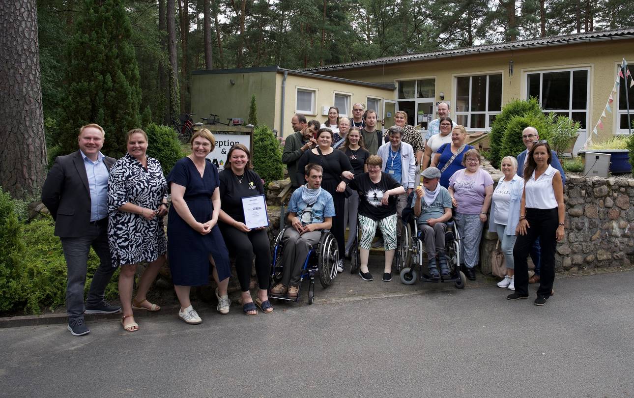 Staatssekretärin Stefanie Pötzsch übergibt Fördermittel für Altmark-Marketing sowie Auszeichnungen bei Rundreise gemeinsam mit ART und LTV ©ART/Philip Krahnert Personen (von links): Landrat Altmarkkreis Salzwedel Steve Kanitz, Geschäftsführerin Luftkurort Arendsee GmbH Claudia Schulz, Staatssekretärin Stefanie Pötzsch, IDA Arendsee Betriebsleiterin Daianira Leja, Gäste des IDA’s, Bürgermeister Stadt Arendsee Norman Klebe, ART-Geschäftsführerin Carla-Reckling-Kurz