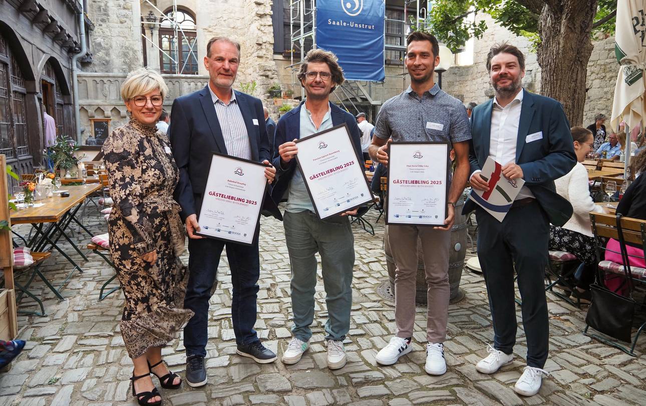 Ehrung der regionalen Gästelieblinge 2025 in Saale-Unstrut ©Saale-Unstrut Tourismus/Nadine Rosenberg 20250821 sommerfest sut c nadinerosenberg 06 auszeichnung g stelieblinge
