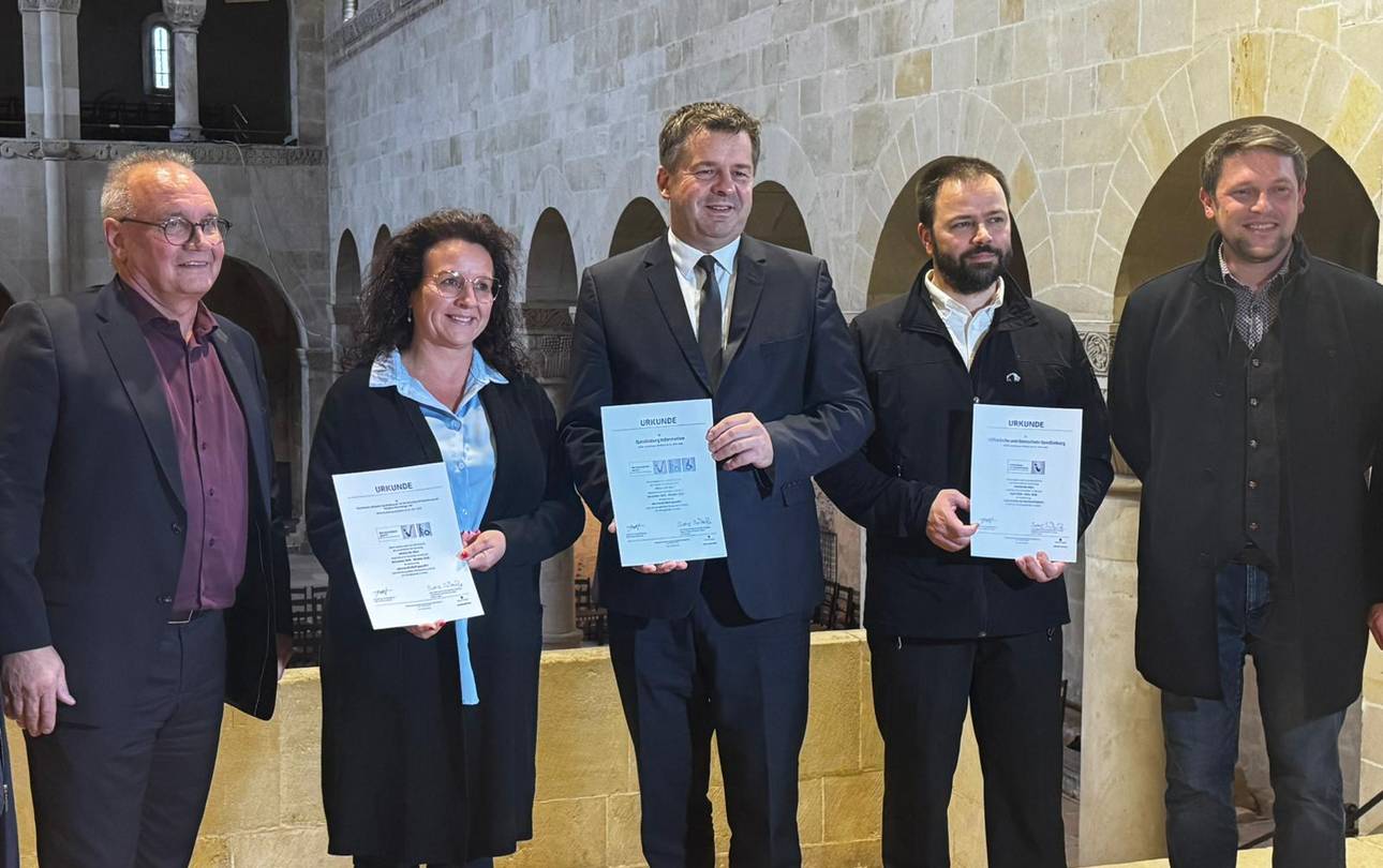 Wirtschaftsminister Sven Schulze überreicht Gütesiegel an touristische Einrichtungen in der "Barrierefrei geprüften UNESCO-Welterbestadt Quedlinburg" ©QTM photo 2025 10 24 11 27 11