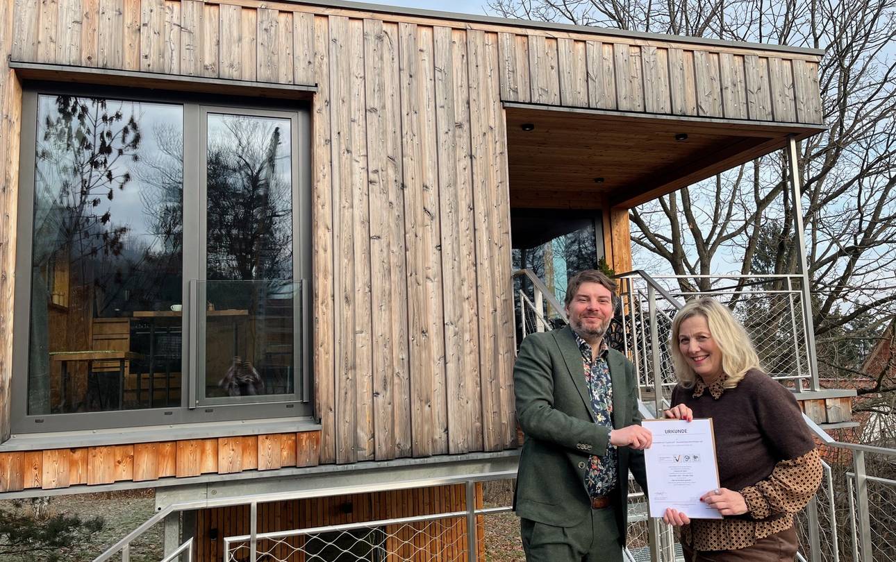 LTV-Geschäftsführer Martin Schulze überreicht Gütesiegel Reisen für Alle an Baumwipfelresort "Lug ins Land" in Ilsenburg (Harz) ©Anita Siemens/LTV img 8800