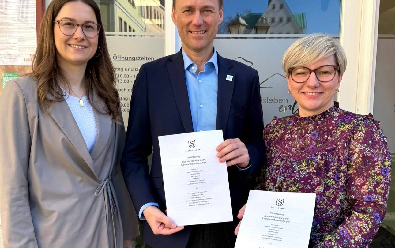 Unterzeichnung des Kooperationsvertrages zwischen der Saale-Unstrut Tourismus GmbH und SLE – Tourismus und Freizeit GmbH der Lutherstadt Eisleben  v.l.: Louisa Mahrenholz & Ronny Strebe (SLE), Antje Peiser (SUT)