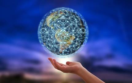 Schwebende Weltkugel über einer Hand mit einem Netzwerk drumherum.