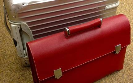 Reisetaschen mit rotem Aktenkoffer