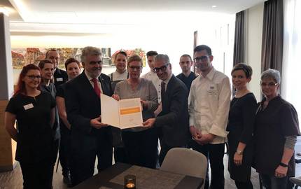 Auszeichnung Aura Übergabe der Auzeichnung Aura an das Hotel zufriednheit