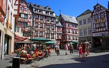 Marktplatz mit Fachwerk und Menschen